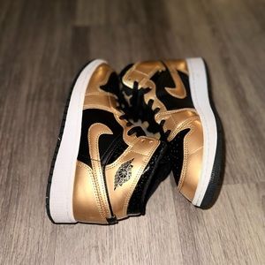 kid jordan 1 mid’s